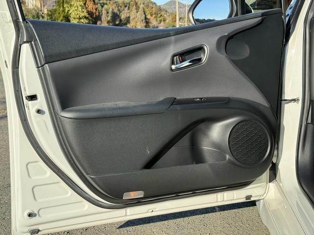 プリウス Ｓツーリングセレクション　新品１８インチアルミ＆タイヤ　フルエアロ　黒革シート　ＴＶナビ　バックカメラ　クルコン　シートヒーター　ＣＤ再生　ＤＶＤ視聴可　Ｂｌｕｅｔｏｏｔｈ接続　アイドリングストップ機能　オートライト　革ステア（57枚目）