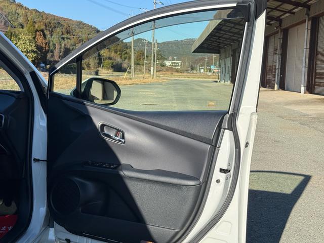 プリウス Ｓツーリングセレクション　新品１８インチアルミ＆タイヤ　フルエアロ　黒革シート　ＴＶナビ　バックカメラ　クルコン　シートヒーター　ＣＤ再生　ＤＶＤ視聴可　Ｂｌｕｅｔｏｏｔｈ接続　アイドリングストップ機能　オートライト　革ステア（60枚目）