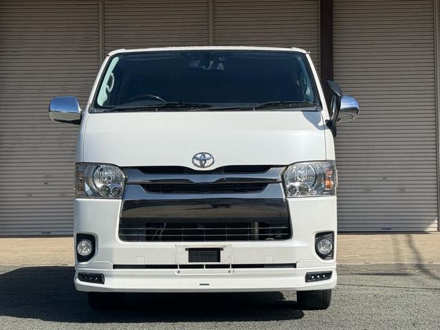 ハイエースバン スーパーＧＬ　ダークプライム　特別仕様車　ベットキット　フロントモデリスタ　社外１５インチＡＷ　ハーフレザーシート　ＥＴＣ　ＬＥＤヘッドライト　ナビＴＶ　Ｂカメラ　スマートキー　両側スライド　両側スライドガラス　キャンピング仕様（2枚目）