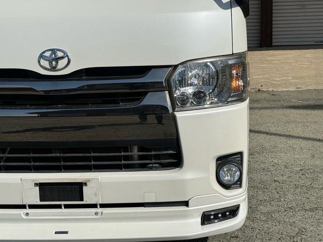 ハイエースバン スーパーＧＬ　ダークプライム　特別仕様車　ベットキット　フロントモデリスタ　社外１５インチＡＷ　ハーフレザーシート　ＥＴＣ　ＬＥＤヘッドライト　ナビＴＶ　Ｂカメラ　スマートキー　両側スライド　両側スライドガラス　キャンピング仕様（3枚目）