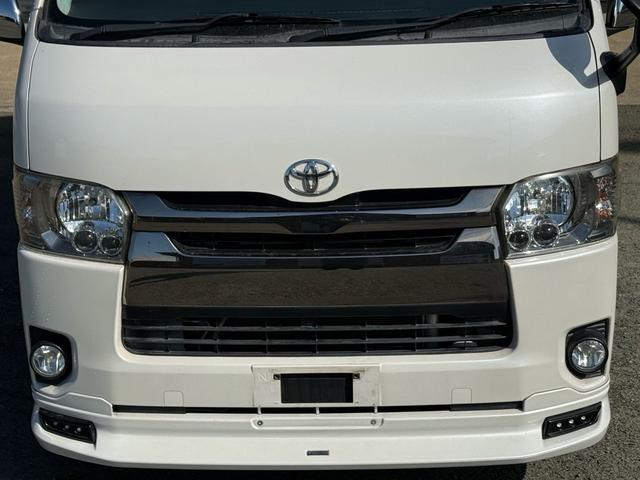 ハイエースバン スーパーＧＬ　ダークプライム　特別仕様車　ベットキット　フロントモデリスタ　社外１５インチＡＷ　ハーフレザーシート　ＥＴＣ　ＬＥＤヘッドライト　ナビＴＶ　Ｂカメラ　スマートキー　両側スライド　両側スライドガラス　キャンピング仕様（6枚目）