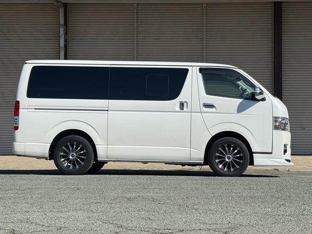 ハイエースバン スーパーＧＬ　ダークプライム　特別仕様車　ベットキット　フロントモデリスタ　社外１５インチＡＷ　ハーフレザーシート　ＥＴＣ　ＬＥＤヘッドライト　ナビＴＶ　Ｂカメラ　スマートキー　両側スライド　両側スライドガラス　キャンピング仕様（8枚目）
