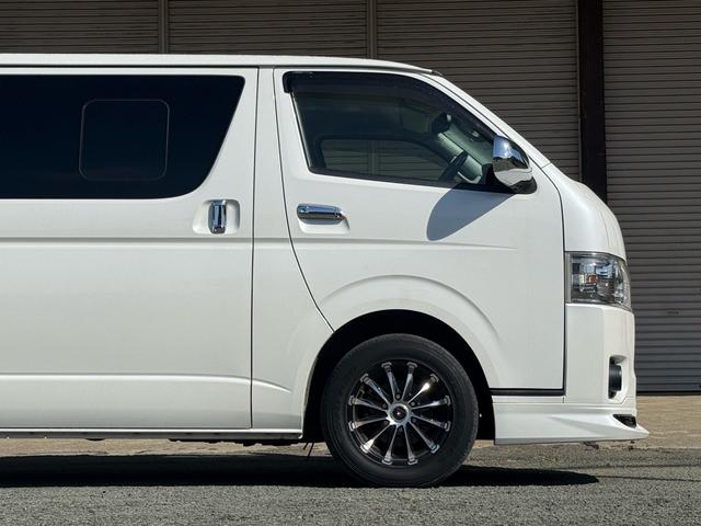ハイエースバン スーパーＧＬ　ダークプライム　特別仕様車　ベットキット　フロントモデリスタ　社外１５インチＡＷ　ハーフレザーシート　ＥＴＣ　ＬＥＤヘッドライト　ナビＴＶ　Ｂカメラ　スマートキー　両側スライド　両側スライドガラス　キャンピング仕様（9枚目）