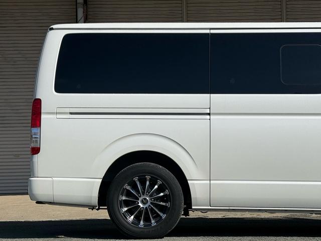 ハイエースバン スーパーＧＬ　ダークプライム　特別仕様車　ベットキット　フロントモデリスタ　社外１５インチＡＷ　ハーフレザーシート　ＥＴＣ　ＬＥＤヘッドライト　ナビＴＶ　Ｂカメラ　スマートキー　両側スライド　両側スライドガラス　キャンピング仕様（10枚目）