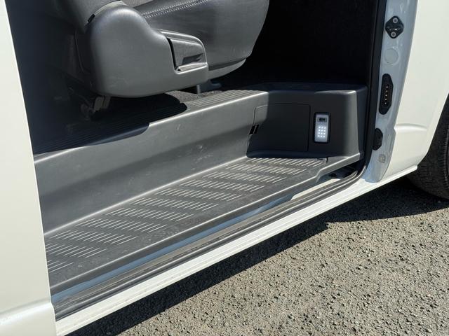 ハイエースバン スーパーＧＬ　ダークプライム　特別仕様車　ベットキット　フロントモデリスタ　社外１５インチＡＷ　ハーフレザーシート　ＥＴＣ　ＬＥＤヘッドライト　ナビＴＶ　Ｂカメラ　スマートキー　両側スライド　両側スライドガラス　キャンピング仕様（39枚目）