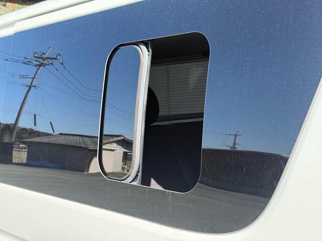 ハイエースバン スーパーＧＬ　ダークプライム　特別仕様車　ベットキット　フロントモデリスタ　社外１５インチＡＷ　ハーフレザーシート　ＥＴＣ　ＬＥＤヘッドライト　ナビＴＶ　Ｂカメラ　スマートキー　両側スライド　両側スライドガラス　キャンピング仕様（47枚目）