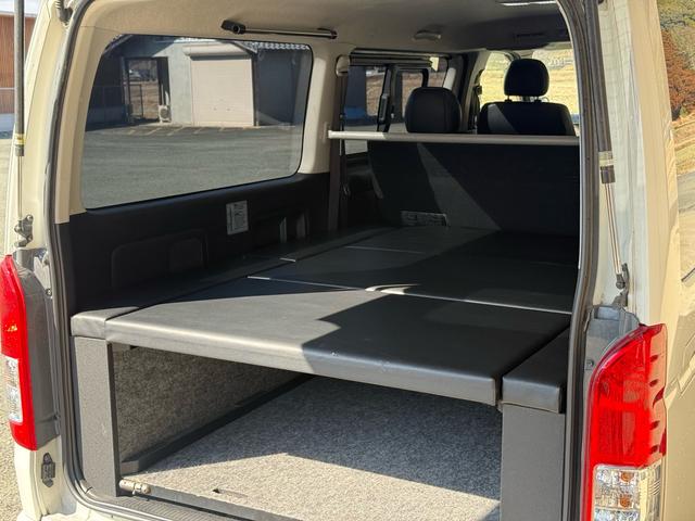 ハイエースバン スーパーＧＬ　ダークプライム　特別仕様車　ベットキット　フロントモデリスタ　社外１５インチＡＷ　ハーフレザーシート　ＥＴＣ　ＬＥＤヘッドライト　ナビＴＶ　Ｂカメラ　スマートキー　両側スライド　両側スライドガラス　キャンピング仕様（56枚目）
