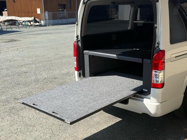 ハイエースバン スーパーＧＬ　ダークプライム　特別仕様車　ベットキット　フロントモデリスタ　社外１５インチＡＷ　ハーフレザーシート　ＥＴＣ　ＬＥＤヘッドライト　ナビＴＶ　Ｂカメラ　スマートキー　両側スライド　両側スライドガラス　キャンピング仕様（57枚目）