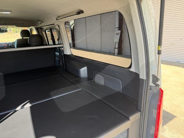 ハイエースバン スーパーＧＬ　ダークプライム　特別仕様車　ベットキット　フロントモデリスタ　社外１５インチＡＷ　ハーフレザーシート　ＥＴＣ　ＬＥＤヘッドライト　ナビＴＶ　Ｂカメラ　スマートキー　両側スライド　両側スライドガラス　キャンピング仕様（60枚目）