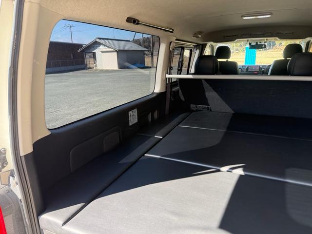 ハイエースバン スーパーＧＬ　ダークプライム　特別仕様車　ベットキット　フロントモデリスタ　社外１５インチＡＷ　ハーフレザーシート　ＥＴＣ　ＬＥＤヘッドライト　ナビＴＶ　Ｂカメラ　スマートキー　両側スライド　両側スライドガラス　キャンピング仕様（61枚目）