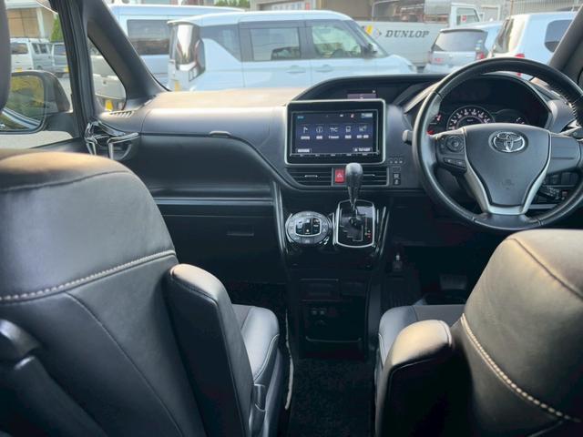 ノア Ｓｉ　ダブルバイビー　ＴＶ＆ナビ　後席モニター　バックカメラ　クルーズコントロール　スマートキー　キーレスエントリー　プッシュスタート　両側電動スライドドア　３列シート　ＬＥＤヘッドライト（4枚目）