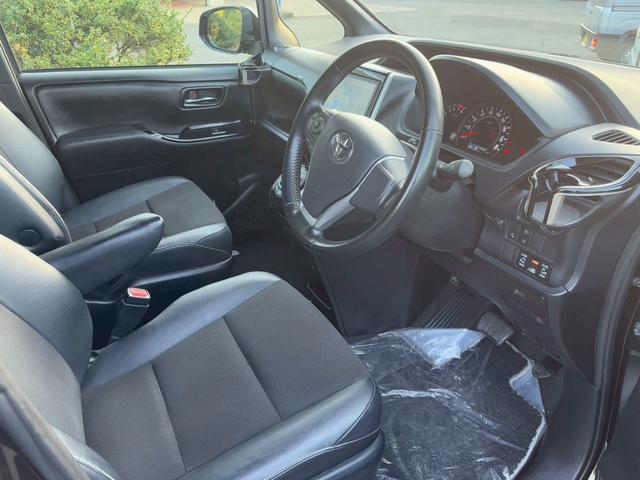 ノア Ｓｉ　ダブルバイビー　ＴＶ＆ナビ　後席モニター　バックカメラ　クルーズコントロール　スマートキー　キーレスエントリー　プッシュスタート　両側電動スライドドア　３列シート　ＬＥＤヘッドライト（5枚目）