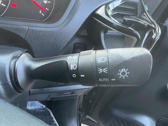 ノア Ｓｉ　ダブルバイビー　ＴＶ＆ナビ　後席モニター　バックカメラ　クルーズコントロール　スマートキー　キーレスエントリー　プッシュスタート　両側電動スライドドア　３列シート　ＬＥＤヘッドライト（9枚目）