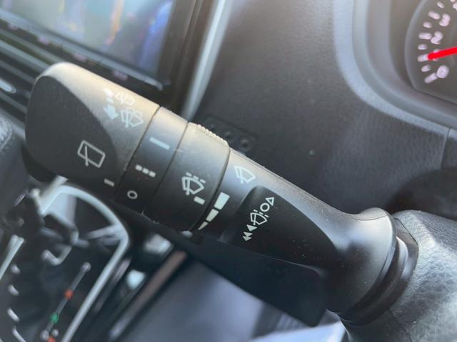 ノア Ｓｉ　ダブルバイビー　ＴＶ＆ナビ　後席モニター　バックカメラ　クルーズコントロール　スマートキー　キーレスエントリー　プッシュスタート　両側電動スライドドア　３列シート　ＬＥＤヘッドライト（10枚目）