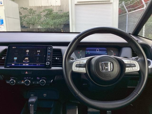 フィット ｅ：ＨＥＶホーム　ＨｏｎｄａＣＯＮＮＥＣＴｆｏｒＧａｔｈｅｒｓ＋ナビ装着用スペシャルパッケージ　クリソナ　助手席エアバッグ　運転席エアバッグ　アイドリングストップ　ＬＥＤライト　ＵＳＢ接続　バックカメラ　ＡＢＳ　ＶＳＡ（3枚目）