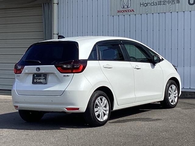 フィット ｅ：ＨＥＶホーム　ＨｏｎｄａＣＯＮＮＥＣＴｆｏｒＧａｔｈｅｒｓ＋ナビ装着用スペシャルパッケージ　クリソナ　助手席エアバッグ　運転席エアバッグ　アイドリングストップ　ＬＥＤライト　ＵＳＢ接続　バックカメラ　ＡＢＳ　ＶＳＡ（8枚目）