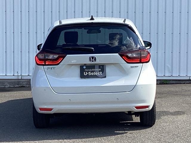 フィット ｅ：ＨＥＶホーム　ＨｏｎｄａＣＯＮＮＥＣＴｆｏｒＧａｔｈｅｒｓ＋ナビ装着用スペシャルパッケージ　クリソナ　助手席エアバッグ　運転席エアバッグ　アイドリングストップ　ＬＥＤライト　ＵＳＢ接続　バックカメラ　ＡＢＳ　ＶＳＡ（9枚目）