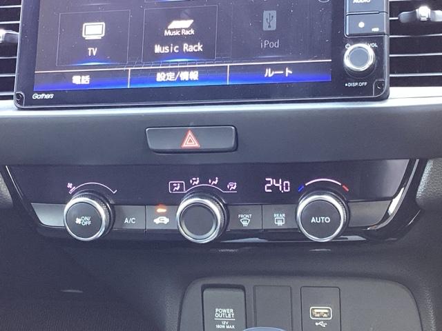 フィット ｅ：ＨＥＶホーム　ＨｏｎｄａＣＯＮＮＥＣＴｆｏｒＧａｔｈｅｒｓ＋ナビ装着用スペシャルパッケージ　クリソナ　助手席エアバッグ　運転席エアバッグ　アイドリングストップ　ＬＥＤライト　ＵＳＢ接続　バックカメラ　ＡＢＳ　ＶＳＡ（13枚目）