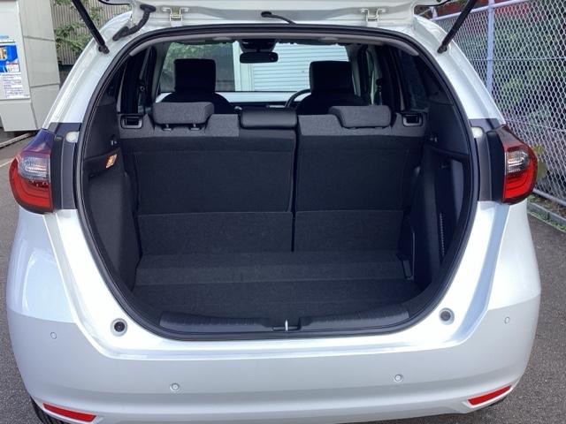 フィット ｅ：ＨＥＶホーム　ＨｏｎｄａＣＯＮＮＥＣＴｆｏｒＧａｔｈｅｒｓ＋ナビ装着用スペシャルパッケージ　クリソナ　助手席エアバッグ　運転席エアバッグ　アイドリングストップ　ＬＥＤライト　ＵＳＢ接続　バックカメラ　ＡＢＳ　ＶＳＡ（18枚目）