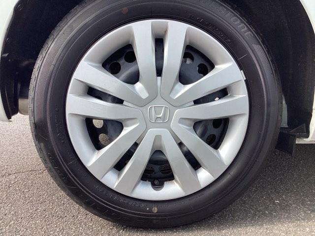 フィット ｅ：ＨＥＶホーム　ＨｏｎｄａＣＯＮＮＥＣＴｆｏｒＧａｔｈｅｒｓ＋ナビ装着用スペシャルパッケージ　クリソナ　助手席エアバッグ　運転席エアバッグ　アイドリングストップ　ＬＥＤライト　ＵＳＢ接続　バックカメラ　ＡＢＳ　ＶＳＡ（20枚目）