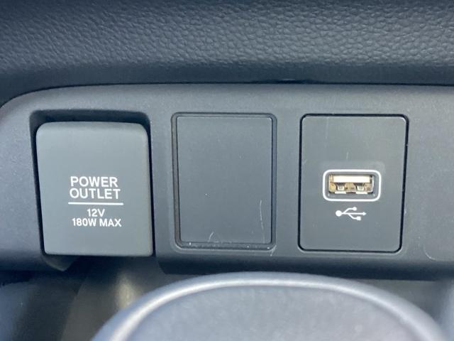 フィット ｅ：ＨＥＶホーム　ＨｏｎｄａＣＯＮＮＥＣＴｆｏｒＧａｔｈｅｒｓ＋ナビ装着用スペシャルパッケージ　クリソナ　助手席エアバッグ　運転席エアバッグ　アイドリングストップ　ＬＥＤライト　ＵＳＢ接続　バックカメラ　ＡＢＳ　ＶＳＡ（23枚目）