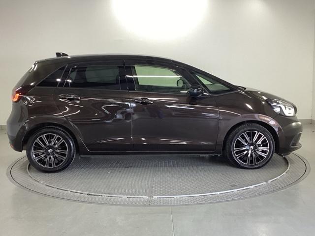 フィット ｅ：ＨＥＶホーム２０周年特別仕様車メゾン　純正ナビ　フルセグ　アルミホイール　誤発信抑制　Ｐセンサー　Ｒカメ　ＥＴＣ　ＡＢＳ　シートヒーター　オートクルーズコントロール　横滑り防止装置　サイドカーテンエアバック　ドライブレコーダー　ＬＥＤ（32枚目）