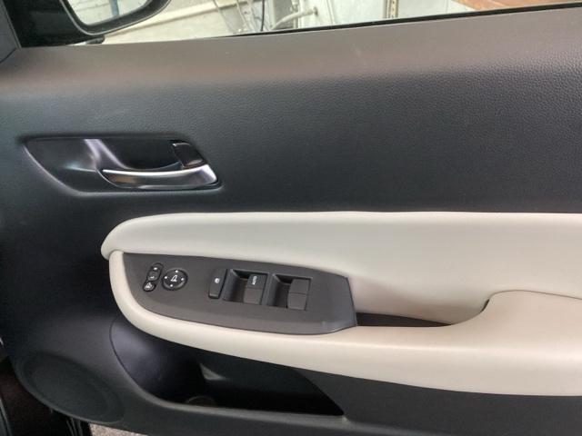 フィット ｅ：ＨＥＶホーム２０周年特別仕様車メゾン　純正ナビ　フルセグ　アルミホイール　誤発信抑制　Ｐセンサー　Ｒカメ　ＥＴＣ　ＡＢＳ　シートヒーター　オートクルーズコントロール　横滑り防止装置　サイドカーテンエアバック　ドライブレコーダー　ＬＥＤ（50枚目）