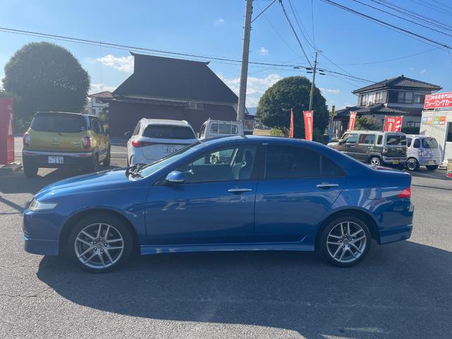 アコード ユーロＲ　純正レカロシート／モデューロマフラー／ＭＯＭＯステアリング／デュアルエアコン／ＣＤ／キーレス／１７インチアルミ／（4枚目）