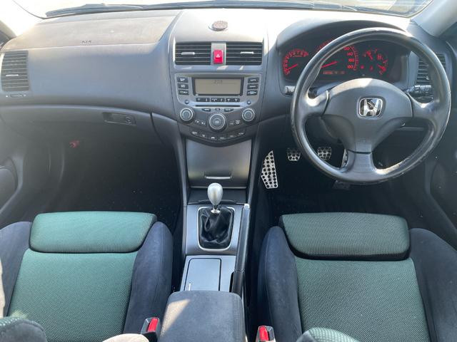 アコード ユーロＲ　純正レカロシート／モデューロマフラー／ＭＯＭＯステアリング／デュアルエアコン／ＣＤ／キーレス／１７インチアルミ／（7枚目）