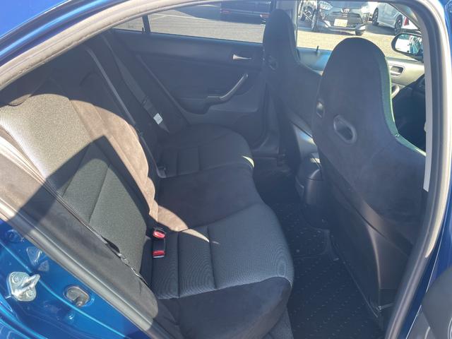 アコード ユーロＲ　純正レカロシート／モデューロマフラー／ＭＯＭＯステアリング／デュアルエアコン／ＣＤ／キーレス／１７インチアルミ／（9枚目）