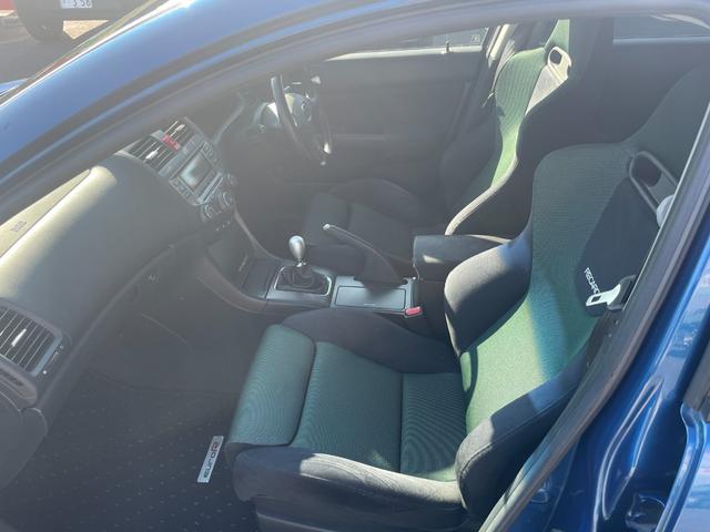 アコード ユーロＲ　純正レカロシート／モデューロマフラー／ＭＯＭＯステアリング／デュアルエアコン／ＣＤ／キーレス／１７インチアルミ／（10枚目）