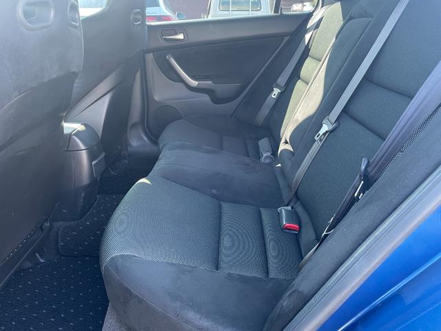 アコード ユーロＲ　純正レカロシート／モデューロマフラー／ＭＯＭＯステアリング／デュアルエアコン／ＣＤ／キーレス／１７インチアルミ／（11枚目）