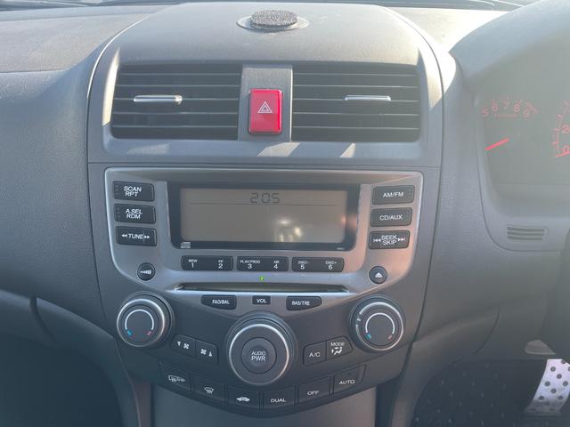 アコード ユーロＲ　純正レカロシート／モデューロマフラー／ＭＯＭＯステアリング／デュアルエアコン／ＣＤ／キーレス／１７インチアルミ／（17枚目）