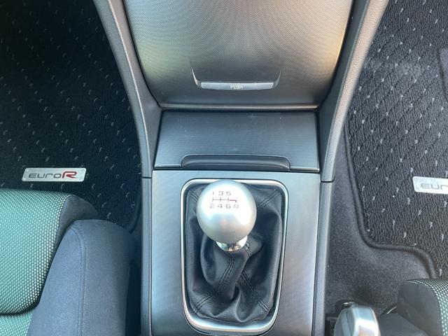 アコード ユーロＲ　純正レカロシート／モデューロマフラー／ＭＯＭＯステアリング／デュアルエアコン／ＣＤ／キーレス／１７インチアルミ／（18枚目）