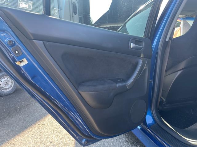 アコード ユーロＲ　純正レカロシート／モデューロマフラー／ＭＯＭＯステアリング／デュアルエアコン／ＣＤ／キーレス／１７インチアルミ／（37枚目）