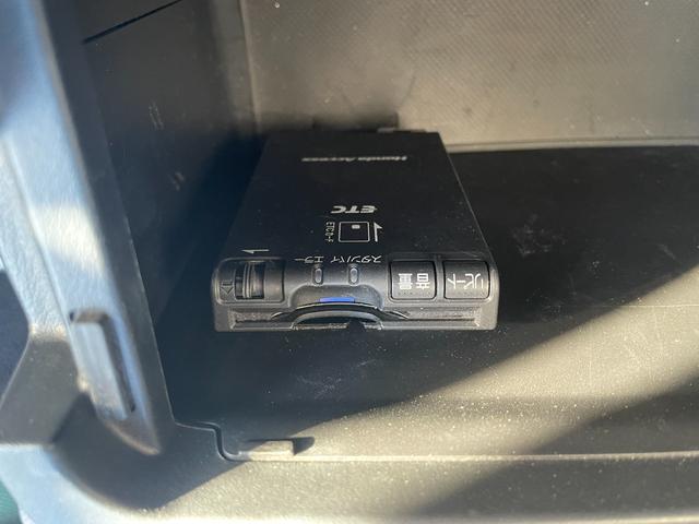 アコード ユーロＲ　純正レカロシート／モデューロマフラー／ＭＯＭＯステアリング／デュアルエアコン／ＣＤ／キーレス／１７インチアルミ／（39枚目）