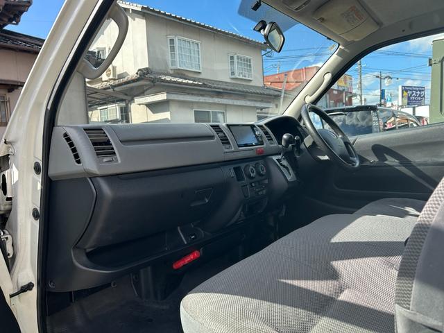 ハイエースバン ロングＤＸ　ユーザー買取車・社外ナビ・フルセグＴＶ・バックカメラ・キーレス・社外１５インチアルミホイール・９人乗り（19枚目）