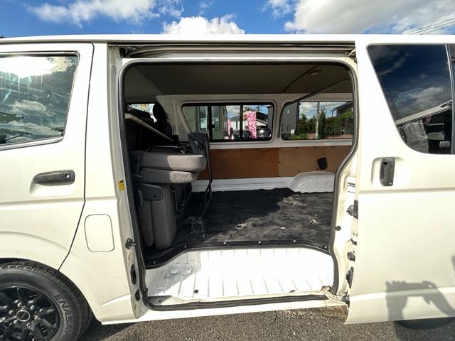 ハイエースバン ロングＤＸ　ユーザー買取車・社外ナビ・フルセグＴＶ・バックカメラ・キーレス・社外１５インチアルミホイール・９人乗り（20枚目）