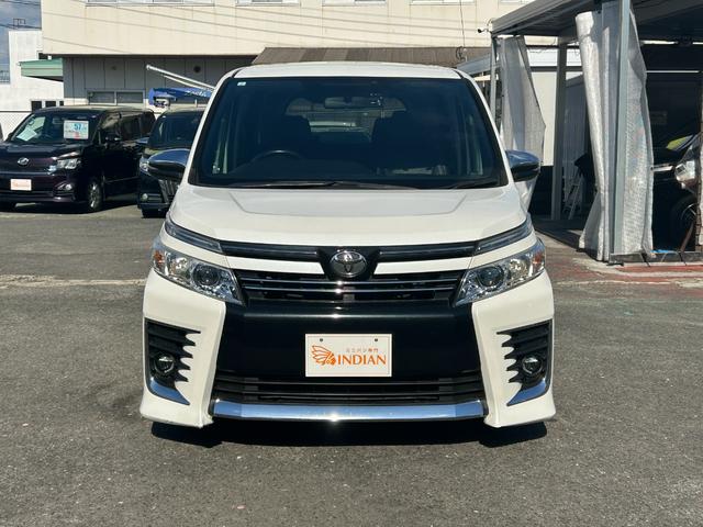 ヴォクシー ZS 煌 全国一年保証・純正ナビ・フルセグTV・フリップダウンモニター・両側電動スライドドア・社外足回り・スマートキー・電動格納ミラー(3枚目)