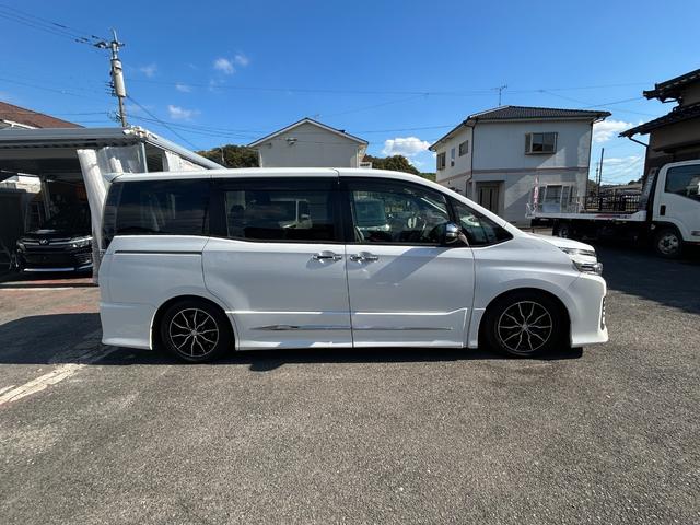 ヴォクシー ZS 煌 全国一年保証・純正ナビ・フルセグTV・フリップダウンモニター・両側電動スライドドア・社外足回り・スマートキー・電動格納ミラー(5枚目)