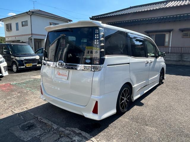 ヴォクシー ZS 煌 全国一年保証・純正ナビ・フルセグTV・フリップダウンモニター・両側電動スライドドア・社外足回り・スマートキー・電動格納ミラー(6枚目)
