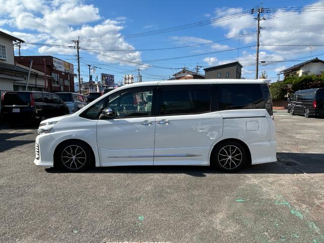 ヴォクシー ZS 煌 全国一年保証・純正ナビ・フルセグTV・フリップダウンモニター・両側電動スライドドア・社外足回り・スマートキー・電動格納ミラー(9枚目)