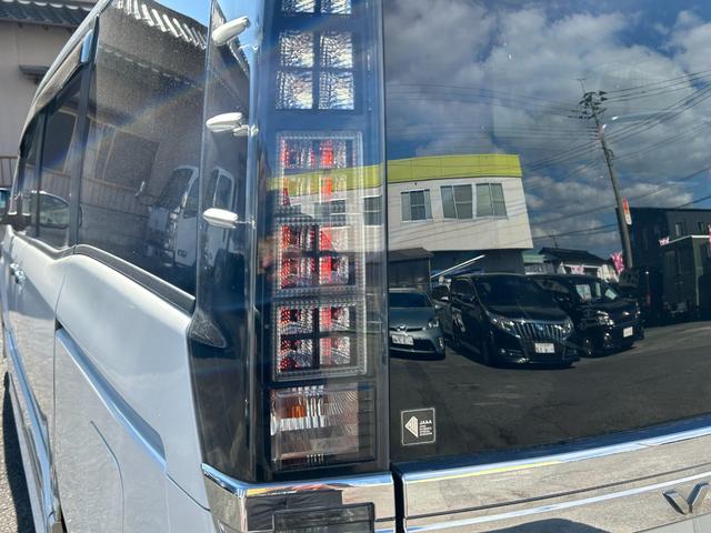 ヴォクシー ZS 煌 全国一年保証・純正ナビ・フルセグTV・フリップダウンモニター・両側電動スライドドア・社外足回り・スマートキー・電動格納ミラー(44枚目)