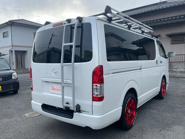 ハイエースバン スーパーＧＬ　ダークプライム　全国一年保証・純正ナビ・ＴＶ・バックカメラ・Ｂｌｕｅｔｏｏｔｈ・スマートキー・プッシュスタート・シートカバー・ＥＴＣ・社外テールライト・エアロ・社外１７インチアルミ・リアラダー・ルーフキャリア（6枚目）