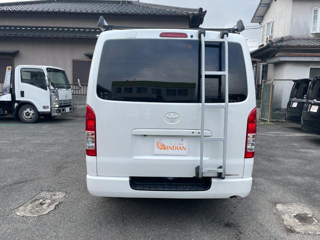 ハイエースバン スーパーＧＬ　ダークプライム　全国一年保証・純正ナビ・ＴＶ・バックカメラ・Ｂｌｕｅｔｏｏｔｈ・スマートキー・プッシュスタート・シートカバー・ＥＴＣ・社外テールライト・エアロ・社外１７インチアルミ・リアラダー・ルーフキャリア（7枚目）