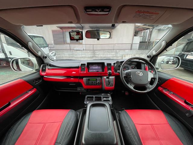 ハイエースバン スーパーＧＬ　ダークプライム　全国一年保証・純正ナビ・ＴＶ・バックカメラ・Ｂｌｕｅｔｏｏｔｈ・スマートキー・プッシュスタート・シートカバー・ＥＴＣ・社外テールライト・エアロ・社外１７インチアルミ・リアラダー・ルーフキャリア（10枚目）