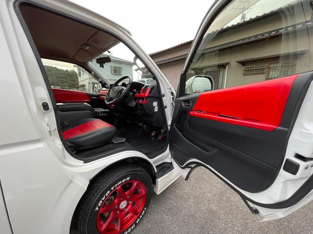 ハイエースバン スーパーＧＬ　ダークプライム　全国一年保証・純正ナビ・ＴＶ・バックカメラ・Ｂｌｕｅｔｏｏｔｈ・スマートキー・プッシュスタート・シートカバー・ＥＴＣ・社外テールライト・エアロ・社外１７インチアルミ・リアラダー・ルーフキャリア（12枚目）