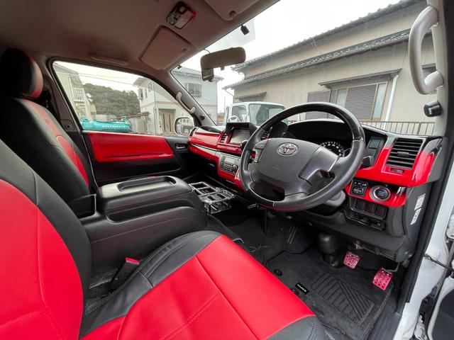 ハイエースバン スーパーＧＬ　ダークプライム　全国一年保証・純正ナビ・ＴＶ・バックカメラ・Ｂｌｕｅｔｏｏｔｈ・スマートキー・プッシュスタート・シートカバー・ＥＴＣ・社外テールライト・エアロ・社外１７インチアルミ・リアラダー・ルーフキャリア（13枚目）