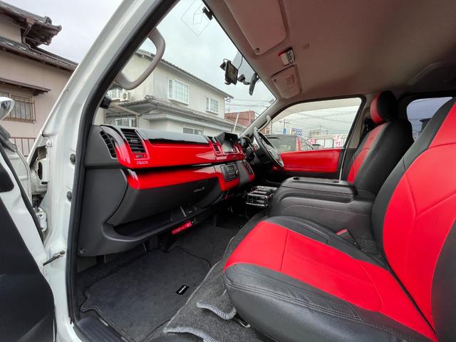 ハイエースバン スーパーＧＬ　ダークプライム　全国一年保証・純正ナビ・ＴＶ・バックカメラ・Ｂｌｕｅｔｏｏｔｈ・スマートキー・プッシュスタート・シートカバー・ＥＴＣ・社外テールライト・エアロ・社外１７インチアルミ・リアラダー・ルーフキャリア（15枚目）