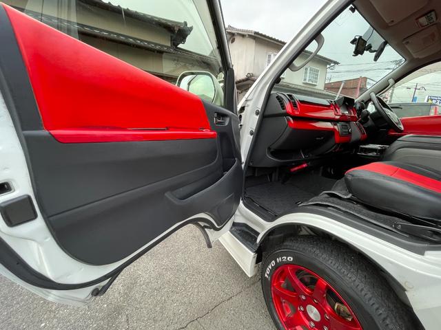 ハイエースバン スーパーＧＬ　ダークプライム　全国一年保証・純正ナビ・ＴＶ・バックカメラ・Ｂｌｕｅｔｏｏｔｈ・スマートキー・プッシュスタート・シートカバー・ＥＴＣ・社外テールライト・エアロ・社外１７インチアルミ・リアラダー・ルーフキャリア（16枚目）